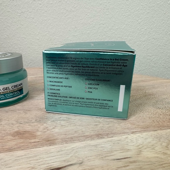 New It Cosmetics Confidence in a Gel Cream Oil-Free Moisturizer 2 US FL Oz. - Picture 2 of 11